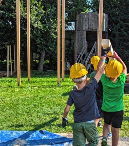 Auch heuer wieder eine begehrte Aktion im Ferienprogramm: Wir bauen ein Baumhaus.Foto Archiv SJR Rosenheim