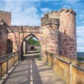 <p>Auch oberirdisch schön: die Henneburg.</p>