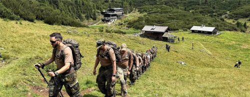 Auf den Berg! Gebirgsluft konnten die Lehrgangsteilnehmer unter anderem auf dem Großen Weitschartenkopf schnuppern. Foto Laufmann/ Gebirgsjägerbrigade 23