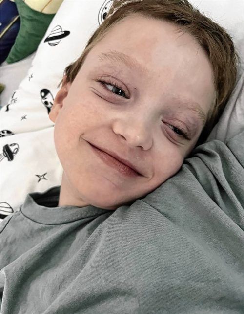 Auf den ersten Blick sieht Finn Zettel wie ein gesunder Bub aus. Doch der Neunjährige kann weder gehen noch sprechen und wird sein Leben lang auf Hilfe angewiesen sein. Foto re