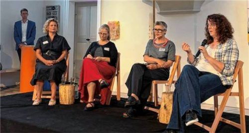 Auf der Bühne diskutierten (von links) Anke Hellmann, Tanja Keller, Dr. Margit Huber und Kathrin Alte. Foto Kirchner