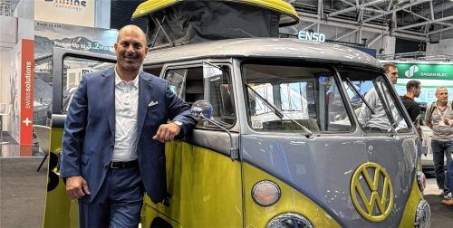 Auf der E-Mobilitätsmesse „Power2Drive“: Rached Kaiser neben einem elektrisch umgerüsteten VW Bulli. Foto privat