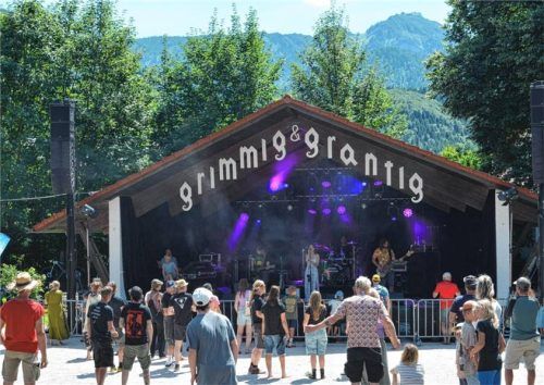 Auf der Pavillonbühne begeisterte „Sleepless Eyes“, eine junge Band aus Ruhpolding. Die Besucher genossen die entspannte Atmosphäre des Festivals im Kurpark. Fotos Eder