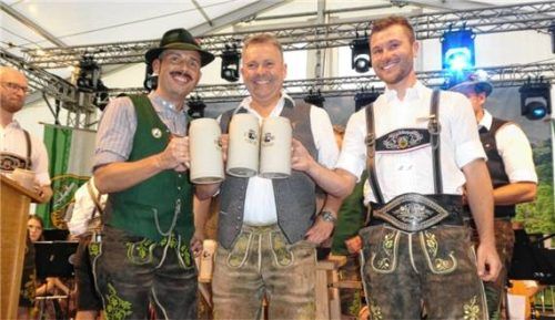 Auf die erste Mass nach dem Anzapfen stießen (von links) Bräu Maximilian Sailer vom Hofbräuhaus Traunstein, Bürgermeister Matthias Schlechter und Musikvorsitzender Michael Neumaier an. Foto Hauser