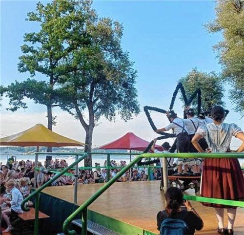 Auftritt mit Blick auf den Chiemsee: die Rimstinger Trachtler auf der Bühne an der Strandanlage. Foto Matthias Feichtner