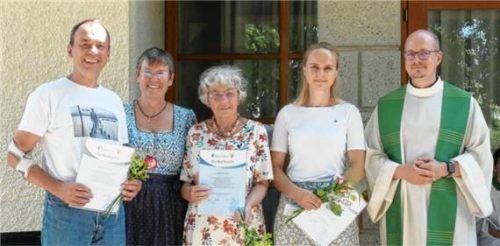 Ausgeschiedene und Ehrende (von links): Rudi Schucha, Maria Blank, Gabriele Schaefer, Maria Habarova und Pfarrer Andreas Przybylski Foto Georg Voit