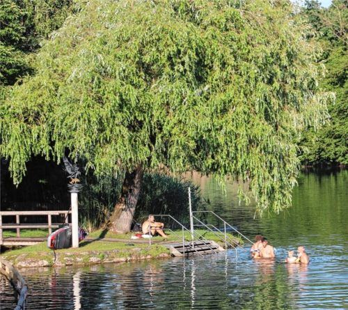 Badegäste genießen das kühle Nass im Alzbad Truchtlaching. Am heutigen Montag gilt für die Alz allerdings ein Badeverbot.Foto Benekam