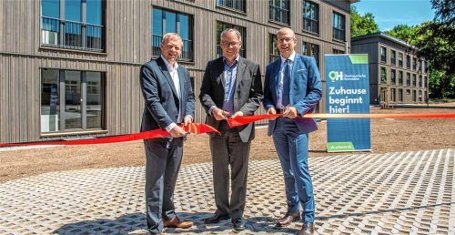 Banddurchschnitt am Campus Gabersee: Jan Termin (Geschäftsführer der OH), Thomas Schwarzenberger (Bezirkstagspräsident), Dr. Karsten Jens Adamski (Klinikleitung kbo-Inn-Salzach-Klinikum) (von links). Fotos Frederic Blattl