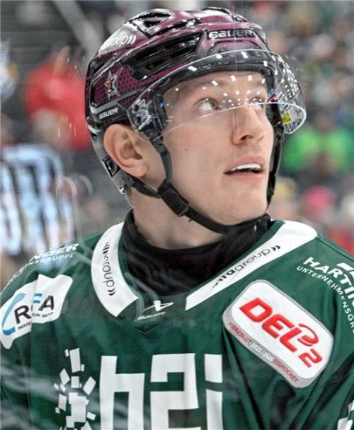 Banger Blick: Rosenheims Top-Verteidiger Shane Hanna ist vor der Feuerwalze gerettet worden.Foto Hans-Jürgen Ziegler