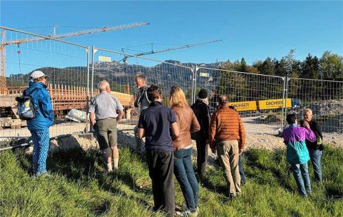 Baustellenbesichtigung vor der Jahresversammlung: Mitglieder der Bürgerinitiative gegen den achtstreifigen Ausbau der A8 München–Salzburg beim Ortstermin. Foto Kirchner