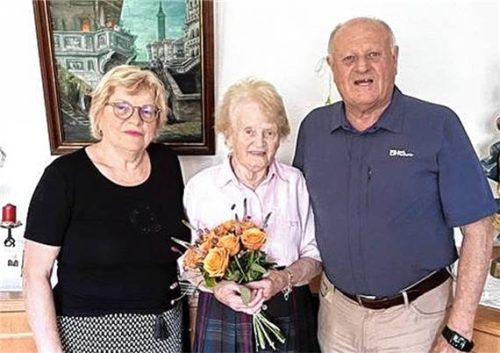 Bayernbund-Kreisvorsitzender Christian Glas und seine Frau Irmi (links) gratulierten Therese Breitrainer zum 90. Geburtstag. Foto Anton Hötzelsperger