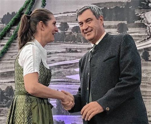 Bayerns Ministerpräsident Markus Söder nach dem Tomatenwurf mit Bernaus Bürgermeisterin Irene Biebl-Daiber: An seinem Kragen sind die Tomatenflecken noch leicht zu erkennen. Der Ministerpräsident hielt seine Rede wie geplant. Fotos Dachs