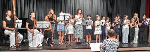 Beeindruckender Auftritt des altersgemischten Blockflötenensembles unter der Leitung von Christine Sedlmeier. Foto Musikschule Rosenheim e.V.