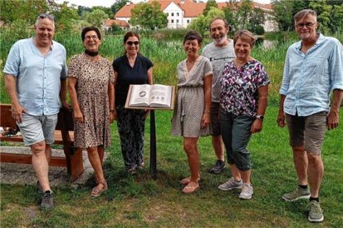 Begutachteten die neuen Schilder: (von links) Bürgermeister Martin Bartlweber, Edith Urbauer, Anna Esterlechner und Steffi Wieshuber (Tourist-Information), Fritz Linner, Maria Wegerer und Künstler Wolfgang Irmer. Fotos Gemeinde Seeon-Seebruck