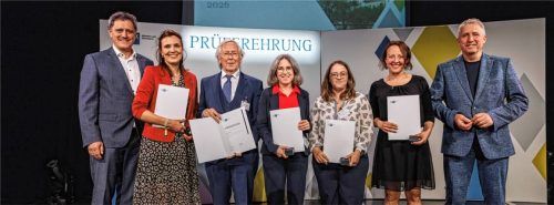 Bei der Ehrung: (von links) Florian Loserth vom IHK-Regionalausschuss Altötting-Mühldorf, Johanna Perschl, Gerhard Plankl, Carmen Mildner, Melinda Fernbacher, Sandra Bauer und Herbert Prost (IHK-Geschäftsstelle Mühldorf). Foto Balk / IHK