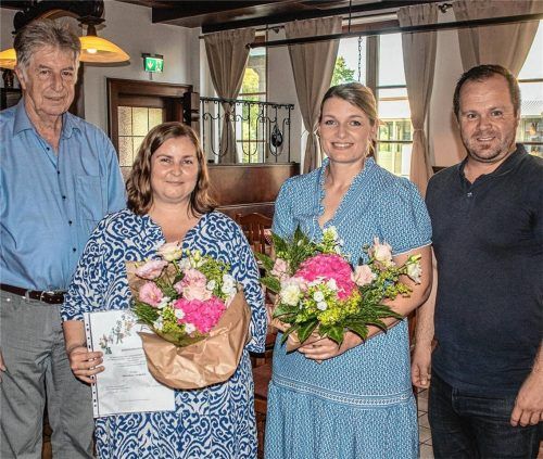 Bei der Ehrung: (von links) Franz Polland, Monika Leupold, Alexandra Fischer und Bürgermeister Thomas Rothmayer. Foto Stache
