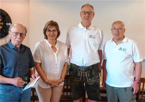 Bei der Ehrung (von links): Horst Müller mit Marianne Loferer, Sepp Bierwirth und Peter Jüstel.Foto Scheibenzuber