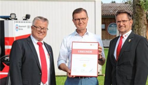 Bei der Ehrung: (von links) Kreisgeschäftsführer Martin Schmidt, Georg Götz und Vorsitzender Freddy Eisner.Foto BRK