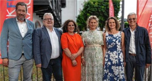 Bei der Eröffnung: (von links) Oberaudorfs Bürgermeister Dr. Matthias Bernhardt, Benno Stigloher von den Musikfilmtagen, Vera Nikolai von Alamode Film, Landkreis-Kulturreferentin Anke Hellmann, Veronika Kurfer von den Musikfilmtagen und Festivalleiter Markus Aicher. Foto Wachinger