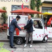 <p strAlign="justify">Bei der feierlichen Übergabe der „Lese-Lotte“: Oberbürgermeister Abuzar Erdogan (links) und Florian Ludwig, der Vorsitzende des Fördervereins Stadtbibliothek. Foto Sieberath</p>