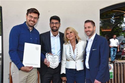 Bei der Preisvergabe: (von links) Lorenz Stiglauer, OB Abuzar Erdogan, Marisa Steegmüller und Daniel Artmann.