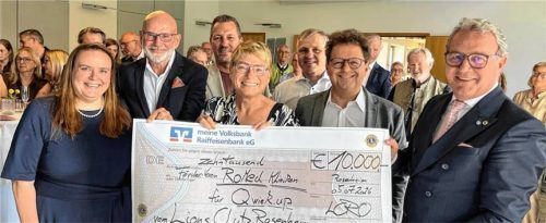 Bei der Scheckübergabe: (von links) Dr. Katharina Lenherr (Vize-Präsidentin LC Rosenheim), Thomas Möller (Past-Präsident LC Rosenheim), Florian Reichelt (Vorsitzender Lions Jugendförderung e.V.), Judith Hantl-Merget (Pflegedirektorin und Mitglied der Geschäftsleitung der Romed Kliniken), Georg Feuerer (Vorsitzender Lions Hilfswerk e.V.), Arnulf Stangelmayer jun. (Geschäftsführer Textilservice Stangelmayer GmbH) und Klaus Stöttner (Präsident LC Rosenheim).