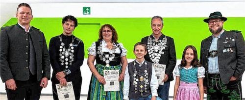 Bei der Siegerehrung: (von links) Schützenmeister Sebastian Alberter, Dominik Häulser, Marlies Moschko, Jakob Zieglmaier, Wolfgang Huber, Vanessa Sebald und Sportleiter Christian Lanzinger. Foto re