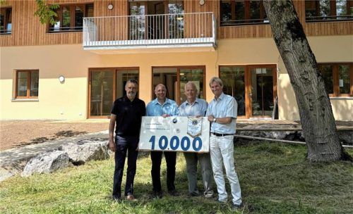 Bei der symbolischen Scheckübergabe: (von links) Dr. med. Darko Zagorac, Franz Praßberger, Ferdinand Thalhammer und Jörg Hofmann. Foto Lions-Club Chiemsee-Westufer