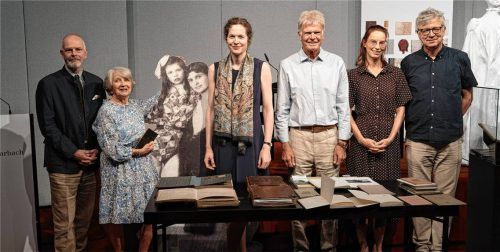 Bei der Übergabe: (von links) Kai Uwe Peter, Präsident der Deutschen Schillergesellschaft, Rose-Marie Gräfin Degenfeld-Schonburg, Professor Dr. Sandra Richter, Leiterin DLA Marbach, Reinhard Käsinger, Chronist und Archivar Stiftung Landerziehungsheim Schloss Neubeuern, Dr. Gunilla Eschenbach und Dr. Ulrich von Bülow, beide vom DLA Marbach.Foto re