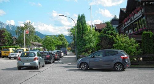 Bei dichtem Verkehr haben Fußgänger kaum die Möglichkeit, die Naunspitzstraße sicher zu überqueren. Foto Schubert