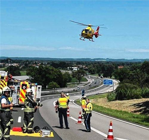 Bei einem Auffahrunfall auf der A8 am Bernauer Berg wurde eine 79-jährige BMW-Fahrerin aus München schwer verletzt. Sie wurde mit dem Rettungshubschrauber in eine Klinik gebracht. Foto Feuerwehr Bernau