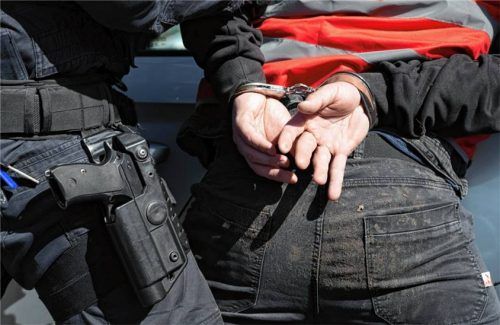 Bei seiner Verhaftung in Kiefersfelden leistete ein Mann (25) starken Widerstand. Angeblich auch, weil er um das Wohlergehen seiner Katze besorgt war.Foto : dpa/Sebastian Kahnert