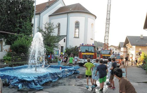 Bei sommerlicher Hitze wird der Feuerwehr-Pool schnell zum Lieblingsplatz: Auf dem Bad Endorfer Dorffest ist auch für die jüngsten Besucher einiges geboten. Fotos Gewerbeverein Bad Endorf