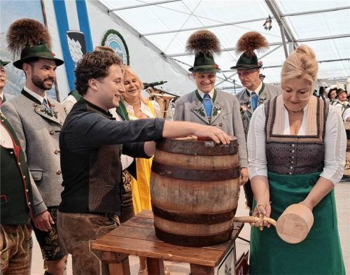 Beim Bieranstich im Nußdorfer Festzelt eröffnet Nußdorfs Erste Bürgermeisterin und Schirmherrin Susanne Grandauer nach drei Schlägen das erste Fass. Assistiert wurde sie von Stefan Stegmüller. Im Hintergrund: Fabian Stuffer, Zweiter Vorstand GTEV Alpenrose Nußdorf, Marisa Stegmüller, Flötzinger Brauerei, Festorganisator Peter Oberauer und Andreas Mayer, Erster Vorstand GTEV Alpenrose Nußdorf. Foto Steffenhagen