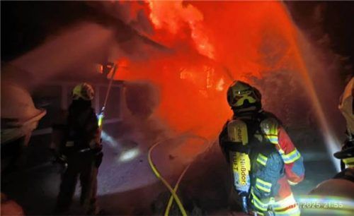 Beim Brand des „Heuser-Anwesens“ leistete die Feuerwehr Nußdorf Löscharbeit.