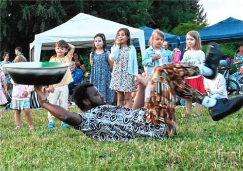 Beim Sundowner-Festival im Bad Endorfer Kurpark begeistert Tettey Quaye mit seiner Jonglage-Show vor allem die kleinen Festivalgäste.