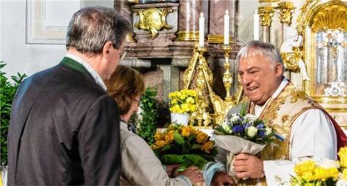 Am Sonntag werden die drei wieder zusammenkommen – und viele andere mehr. Vor zehn Jahren gratulierten aus dem Unterwössner Kirchenchor Bernhard Greimel und Monika Kurfer dem Pfarrer Klaus Wernberger zur Priesterweihe vor 40 Jahren. Ludwig Flug