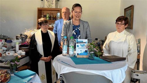 Bernaus Bürgermeisterin Irene Biebl-Daiber (Mitte) bei der Eröffnung des Sozialkaufhauses mit Klaus Voss, Gesamtleiter der Sozialen Dienste Oberbayern bei der Diakonie Rosenheim, und Sabine Huber, Pfarrerin der Evangelisch-Lutherischen Kirchengemeinde Aschau-Bernau (links) und Conny Frey, Wortgottesdienstleiterin aus Bernau (rechts). Foto Elisabeth Kirchner
