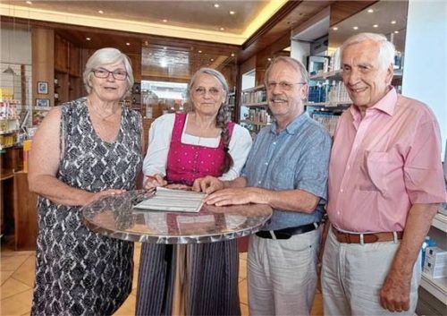 Beschlossene Sache: Ingrid Ziegmann, Vermieterin Gertraud Reuther, Vorsitzender Lorenz Ganterer und Herbert Weißenfels bei der Unterzeichnung des Mietvertrags für den neuen Standort. Foto Hötzelsperger