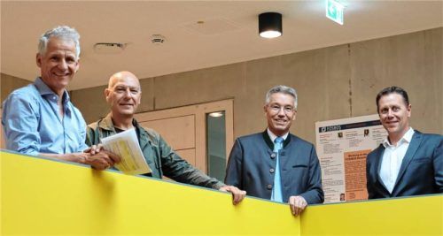 Besichtigten gemeinsam den neuen Holzbau der FOS/BOS Rosenheim: (von links) Architekt Robert Härtl, der Leiter des kreiseigenen Hochbaus Martin Rodemers, Landrat Otto Lederer und der stellvertretende Schulleiter Robert Liesaus. Fotos  Landratsamt Rosenheim
