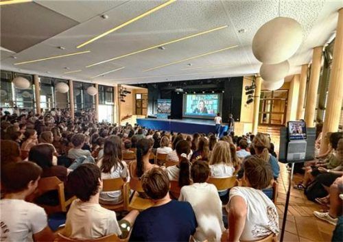 Bestsellerautorin Sarah Welk bei der digitalen Lesung am Ignaz-Günther-Gymnasium.Foto IGG