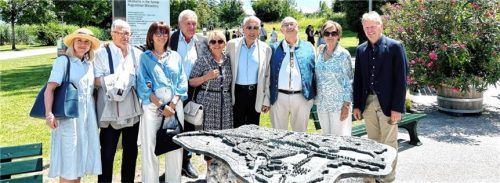 Besuch beim Lions Club: Die Delegation aus Valdagno unter Führung von Alessandro Massignani (Dritter von rechts) am bronzenen Tastmodell, eingerahmt von Verena und Gerhard Sälzer als Beauftragte des Lions Clubs Chiemsee-Westufer. Foto Hötzelsperger