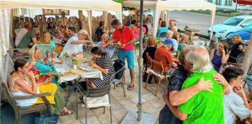 Zahlreiche Besucher genießen den Cocktailabend des Wössner Regenbogens auf der Terrasse des Wössner Treffs. Foto: Ludwig Flug Ludwig Flug