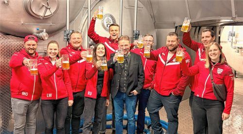 Bierprobe direkt vor Ort: Bereits im Frühjahr durfte der TSV Schnaitsee das Festmärzen in der Schlossbrauerei Stein probieren.