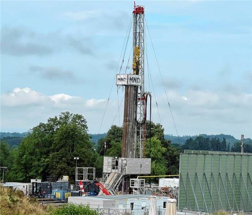 Bis Ende des Jahres soll der Bohrturm in Bad Endorf verschwunden sein. Trotz größter ingenieurtechnischer Anstrengungen ist es nicht gelungen, die Thermalbohrung 2 zu sanieren. Nun wird sie verfüllt und stillgelegt. Foto GWC AG