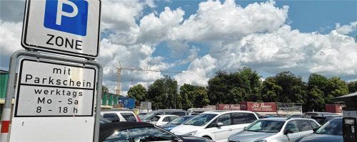Noch in diesem Jahr soll für das Parken auf der Loretowiese in Rosenheim ein Monatsticket zum Preis von 39 Euro eingeführt werden. Montage: Mischner/Schlecker