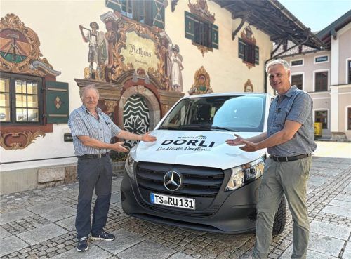 Bitte einsteigen! Zweiter Bürgermeister Ludwig Böddecker (links) und Tourismuschef Dr. Gregor Matjan gaben nun den Startschuss für den flexiblen E-Bus „Dorli“.