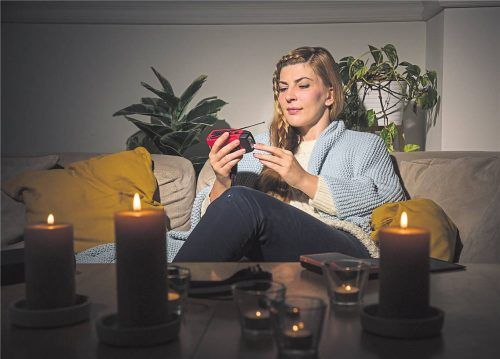 Blackout? Taschenlampe, Kerzen und Kurbelradio sorgen für Licht und Nachrichten auch ohne Netz. Foto Christin Klose/dpa
