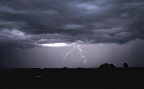 Blitze erhellten den Himmel über dem Alpenvorland am Montagabend und in der Nacht auf Dienstag. Foto dpa
