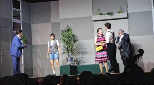 Boten amüsante Verwirrung: Graf Almaviva (Brett Pruunsild), Cherubino (Zsófia Mózer), Susanna (Saskia Maas), Figaro (Matthias Bein) und Basilio (Virgil Hartinger). Foto Füchtner